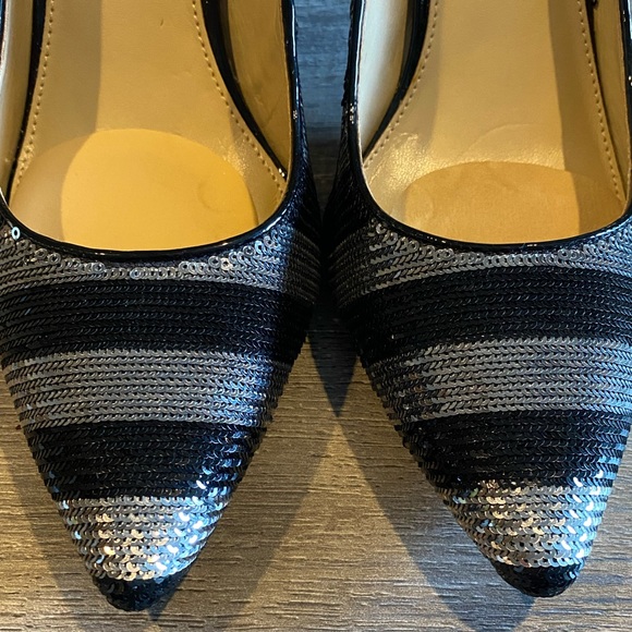 New sz 9.5 Micheal Kors Black & Silver Striped Sequin Pumps Heels - Picture 4 of 13